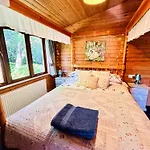 Secluded Rustic Cabin - A Digital Detox Paradise.